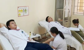 Bốn cán bộ Bệnh viện Đa khoa Hà Tĩnh hiến máu cứu sống sản phụ Đoàn Thị Thanh Hòa.