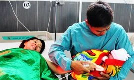 Vợ chồng trẻ vui mừng đón con thụ tinh nhân tạo.