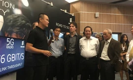 Bộ trưởng Bộ Thông tin và Truyền thông cùng nhiều đại biểu xem trình diễn 5G tại Cục tần số vô tuyến điện sáng nay. Ảnh: Nguyễn Hoài.