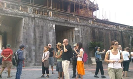 Di tích Huế “nói không” với trang phục tham quan hở hang