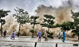 Hình ảnh sóng dữ khủng khiếp ở biển Sầm Sơn 