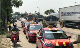 Hơn 100 xe ô tô của người dân TX Kỳ Anh tập trung tại Trạm thu phí cầu Rác để phản đối việc thu phí. 