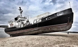 Tàu ma 80 tấn dạt vào bờ biển Anh