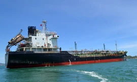 Tàu Sunrise 689 tại vịnh Cam Ranh.