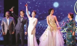 Sự cố thiếu cúp cho nữ diễn viên Minh Trang (bìa phải) như thế này chỉ có thể do lỗi con người.