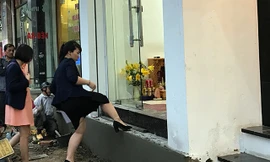 Hà Nội: Bậc tam cấp bị xới tung, người dân chật vật tìm lối vào nhà