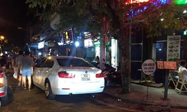 Bãi trông ô tô tự phát trên phố Hàng Buồm.