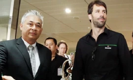 Nguyễn Văn Tùng làm vệ sĩ cho Ruud van Nistelrooy.