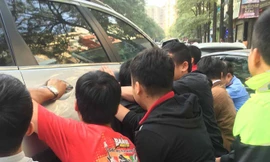 Nhiều người khiêng ô tô cứu cháu bé mắc kẹt dưới gầm