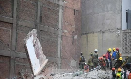 Lực lượng cứu hộ tìm kiếm người mất tích sau trận động đất ở Mexico City, Mexico ngày 21/9. Ảnh: AFP/TTXVN.