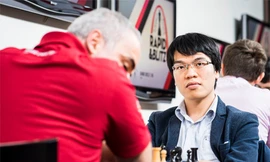 Quang Liêm và Kasparov trong trận đánh hôm qua 17/8. Ảnh: GCT.
