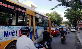 Tuyến đường Nguyễn Thị Minh Khai (quận Hải Châu, Đà Nẵng) xe buýt nối dài, xen lẫn phương tiện giao thông cá nhân gây ùn tắc vào giờ cao điểm. Ảnh Nguyễn Thành.