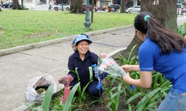 Một nữ công nhân dọn vệ sinh cảm động, bật khóc khi nhận được hoa từ tay các bạn sinh viên.