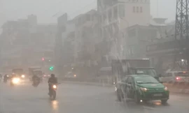 Cơn mưa như trút nước ở Sài Gòn lúc 15h.