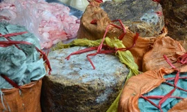 Hàng chục bao tải tóp mỡ đã đóng thành khuôn nồng nặc mùi hôi thối.