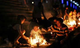 Người Trung Quốc đốt vàng mã, ăn thịt vịt đón Vu Lan