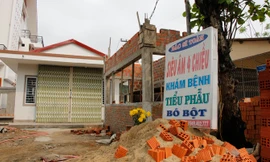 Phòng khám của BS Trần Cảnh Toàn (khóm 7, thị trấn Hồ Xá, huyện Vĩnh Linh), nơi bệnh nhân Nguyễn Thị Thu Hà đến chữa bệnh ngày 13/3/2017. Ảnh: H.T.