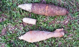 Số pháo cối 82 ly, đầu đạn M79 được người dân phát hiện tại nghĩa trang thị trấn Phú Lộc trong lúc đào đất xây lăng mộ.