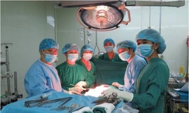 Quả thận vô giá cha dượng hiến cứu mạng con gái riêng của vợ