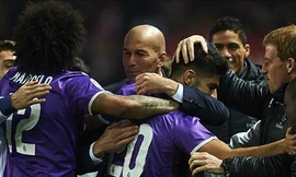 Thầy trò Zidane mừng kỷ lục bất bại mới của bóng đá Tây Ban Nha. Ảnh: Reuters.