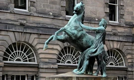 Tượng của Alexander Đại đế và chiến mã Bucephalus ở Scotland. Ảnh: War History.