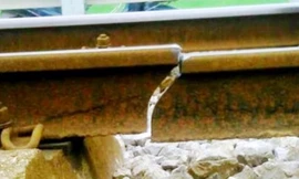 Đoạn ray tàu bị gãy làm đôi tại km 47, cầu 77 gần ga Cẩm Giàng (Hải Dương).