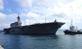 Tàu JS Izumo đang được lai dắt vào Cảng quóc tế Cam Ranh.