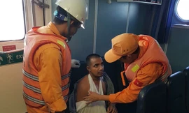 Việt Nam cứu hộ thuyền viên Ấn Độ gặp nạn trên biển