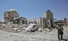 Khói bốc lên từ khu vực al-Shifaa, Mosul ngày 15/6 trong khi binh sỹ Iraq tham gia chiến dịch chống IS. Nguồn: AFP/TTXVN.