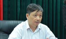 Ông Huỳnh Đức Thơ (bía trái) tặng hoa chức mừng khi ông Đặng Việt Dũng được bầu giữ chức Phó chủ tịch TP Đà Nẵng tháng 6/2015. Ảnh: Nguyễn Đông.