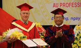 PGS.TS Đoàn Quang Vinh (phó giám đốc ĐH Đà Nẵng) trao quyết định công nhận chức danh Giáo sư danh dự của ĐH Đà Nẵng cho nhà khoa học Marc Daniel. Ảnh: T.T. 