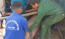 Chục người hì hục khiêng quả bom 'khủng' khỏi công trình