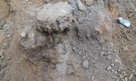 Nhiều quả đạn cối lộ ra khi đào móng nhà.