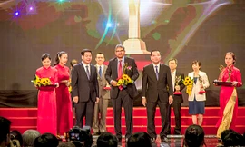 Ông Arghya Mandal - Tổng Giám đốc Công ty Cổ phần Sữa TH đại diện doanh nghiệp vinh dự đón nhận giải Vàng Giải thưởng Chất lượng Quốc gia 2016.