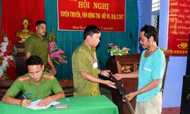 Người dân tại miền núi Hồng Hạ, TT-Huế, tự nguyện giao nộp súng săn cho lực lượng chức năng.