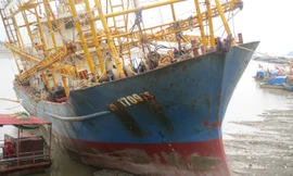 Tàu của ông Lê Văn Lực (xã Hoằng Trường) liên tục bị hư hỏng. Ảnh: Hoàng Lam.