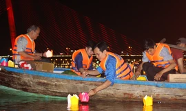 Thả 7000 hoa đăng tri ân các anh hùng liệt sĩ trên sông Hàn