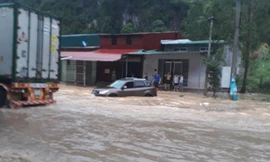 Chỉ một cơn mưa, nước đã ngập sâu làm xe gầm thấp chết máy. Ảnh: TL.