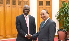 Thủ tướng Nguyễn Xuân Phúc tiếp ông Ousmane Dione, Giám đốc WB tại Việt Nam. Ảnh: VGP/Quang Hiếu.