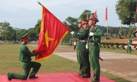 Chiến sĩ mới tuyên thệ dưới Quân kỳ Quyết thắng.