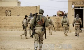 Lực lượng dân chủ Syria trong đợt giao tranh với Tổ chức nhà nước Hồi giáo (IS) tự xưng ở làng Bir Fawaz, Đông Aleppo ngày 8/2. Ảnh: AFP/TTXVN.