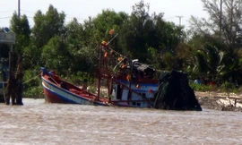 Chiếc tàu bị nạn mang biển số BL 9332 được trục vớt, đưa vào bờ để phục vụ điều tra.