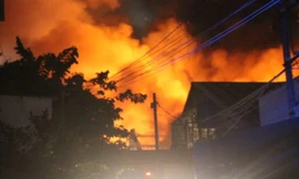 Ngọn lửa bùng cháy dữ dội.