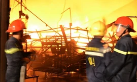 Các chiến sĩ PCCC dập lửa. Ảnh: P.T.