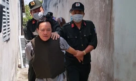 Tin nóng 24H: Trưởng phòng Tư pháp bị cấp dưới đâm gục tại cơ quan