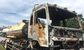 Phần cabin xe bồn chở dầu bị cháy trơ khung. Ảnh: V.L.