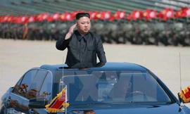 Nhà lãnh đạo Triều Tiên Kim Jong-un kiểm tra một cuộc tập trận bắn đạn thật nhân dịp kỷ niệm 85 năm ngày thành lập Quân đội Nhân dân Triều Tiên (25/4/1932-25/4/2017). Nguồn: Yonhap/TTXVN.