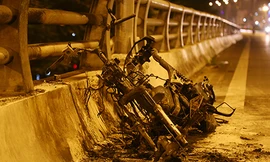 Nam thanh niên bỏ lại xe máy cháy trơ khung trên phố Hà Nội