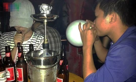 Hút Shisha, "bóng cười" được coi là "mốt của giới trẻ.