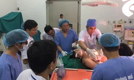 Bệnh nhân Lô Minh Hương đang trong tình trạng xấu, hôn mê sâu.